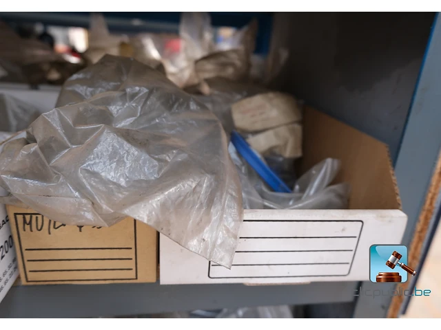 Set van rekken met inhoud - afbeelding 48 van  51