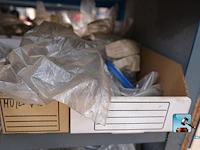 Set van rekken met inhoud - afbeelding 48 van  51