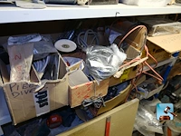 Set van rekken met inhoud - afbeelding 13 van  14