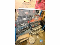 Set van rekken met inhoud - afbeelding 14 van  14