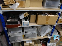 Set van rekken met inhoud - afbeelding 9 van  11