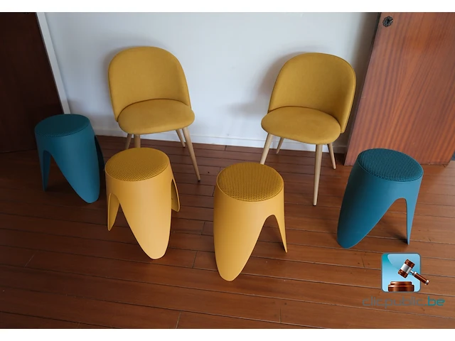 Set van stoelen en krukken - afbeelding 1 van  6