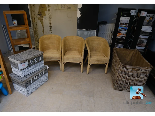 Set van stoelen en manden - afbeelding 1 van  9