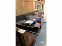 Set van tafels en banken