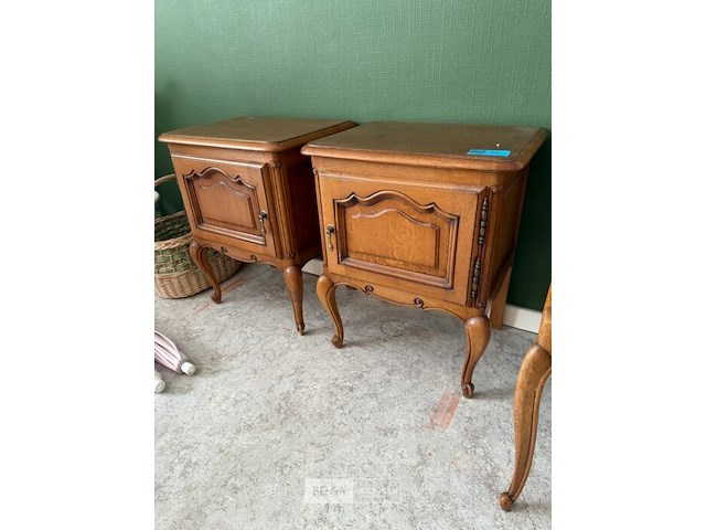 Set van twee vintage eikenhouten nachtkastjes - afbeelding 1 van  3