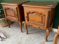 Set van twee vintage eikenhouten nachtkastjes - afbeelding 1 van  3