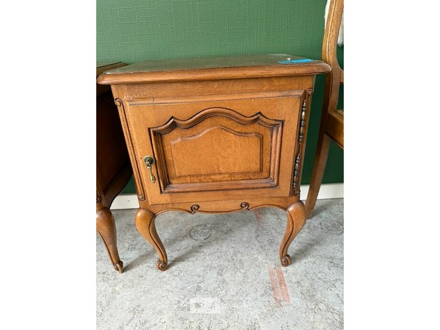 Set van twee vintage eikenhouten nachtkastjes - afbeelding 2 van  3