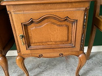 Set van twee vintage eikenhouten nachtkastjes - afbeelding 2 van  3
