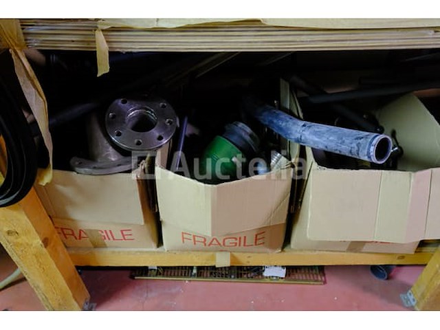 Set van verschillende buizen, leidingen en fittingen - afbeelding 1 van  27