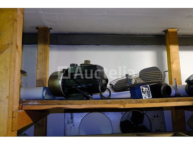 Set van verschillende buizen, leidingen en fittingen - afbeelding 14 van  27