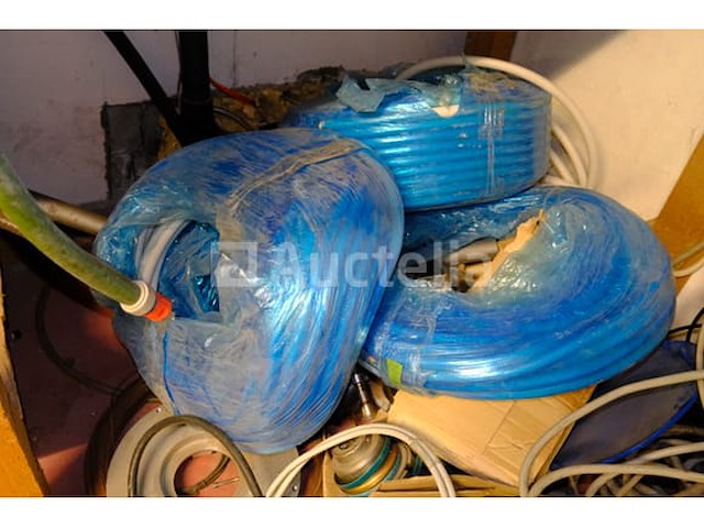 Set van verschillende buizen, leidingen en fittingen - afbeelding 17 van  27