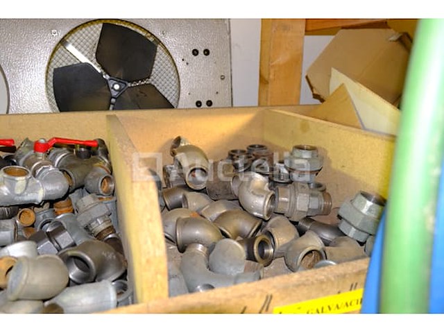 Set van verschillende buizen, leidingen en fittingen - afbeelding 19 van  27