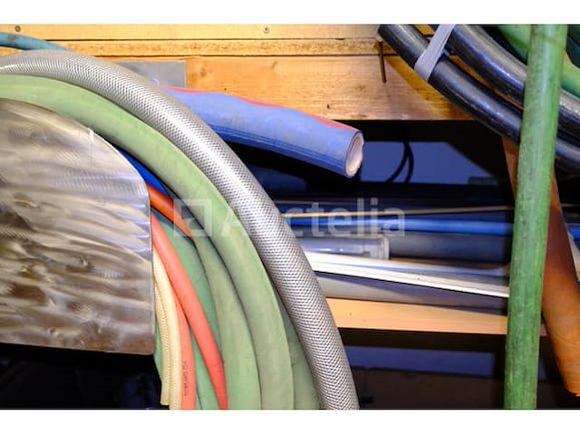 Set van verschillende buizen, leidingen en fittingen - afbeelding 21 van  27