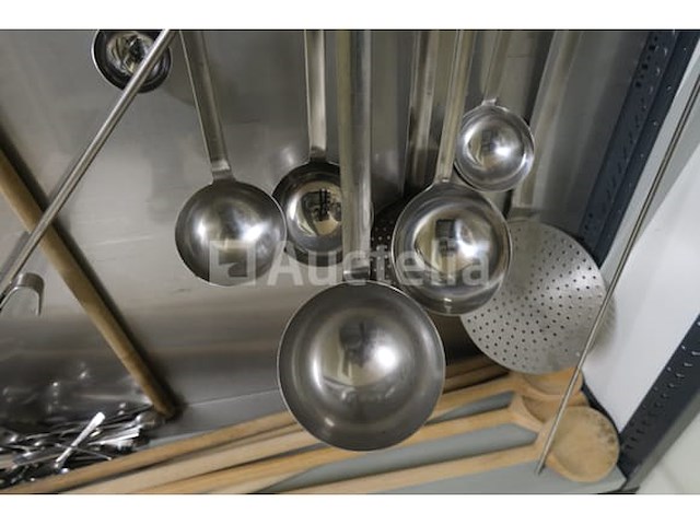 Set van verschillende gebruiksvoorwerpen - afbeelding 2 van  12