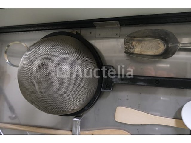 Set van verschillende gebruiksvoorwerpen - afbeelding 7 van  12