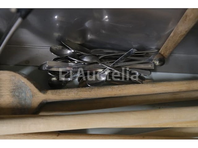 Set van verschillende gebruiksvoorwerpen - afbeelding 9 van  12