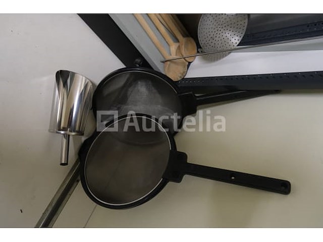 Set van verschillende gebruiksvoorwerpen - afbeelding 10 van  12