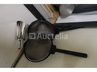 Set van verschillende gebruiksvoorwerpen - afbeelding 10 van  12