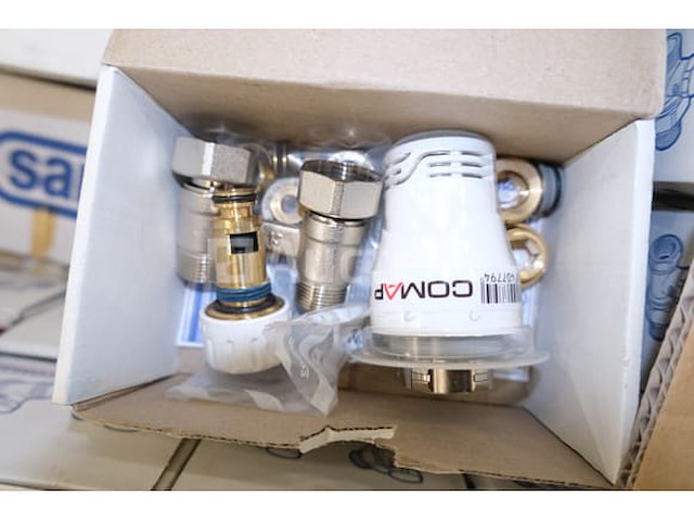 Set van verschillende onderdelen en fittingen voor verwarming - afbeelding 1 van  6