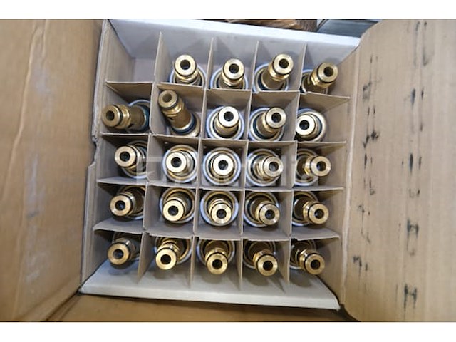 Set van verschillende onderdelen en fittingen voor verwarming - afbeelding 2 van  6