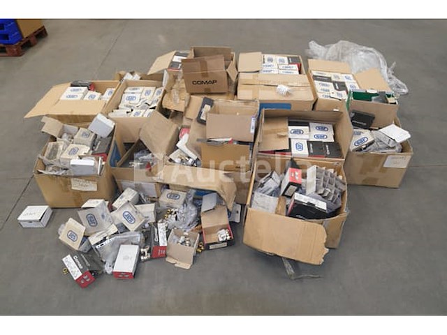 Set van verschillende onderdelen en fittingen voor verwarming - afbeelding 3 van  6