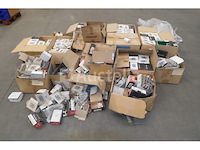 Set van verschillende onderdelen en fittingen voor verwarming - afbeelding 3 van  6