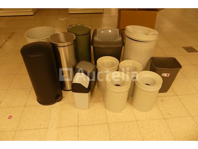 Set van verschillende vuilnisbakken - afbeelding 2 van  7