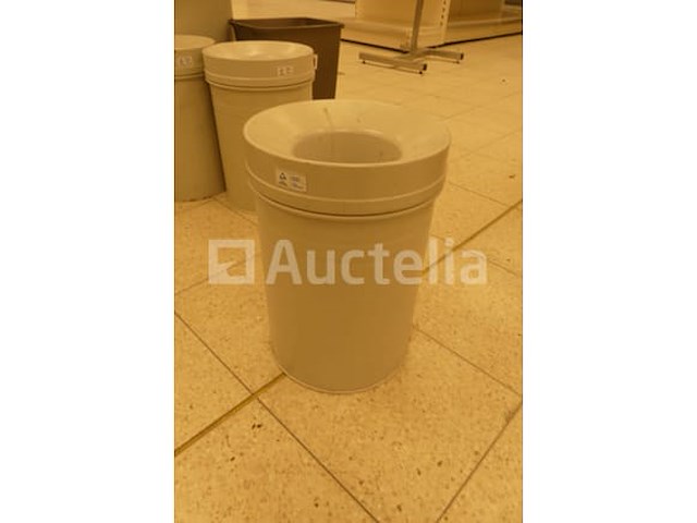 Set van verschillende vuilnisbakken - afbeelding 3 van  7