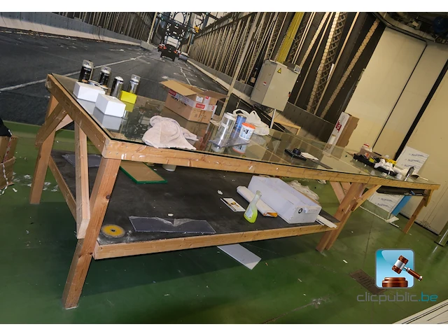 Set werktafels met inhoud - afbeelding 2 van  8