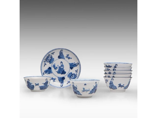 Seven chinese blue and white ‘beauty in a chamber’ cups and one matching saucer, kangxi period, h 4 - ø 8,5 cm (cup) / ø 12,5 cm (saucer) (8) - afbeelding 1 van  7