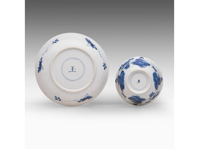 Seven chinese blue and white ‘beauty in a chamber’ cups and one matching saucer, kangxi period, h 4 - ø 8,5 cm (cup) / ø 12,5 cm (saucer) (8) - afbeelding 2 van  7
