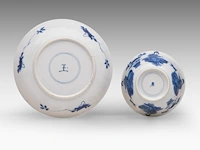 Seven chinese blue and white ‘beauty in a chamber’ cups and one matching saucer, kangxi period, h 4 - ø 8,5 cm (cup) / ø 12,5 cm (saucer) (8) - afbeelding 2 van  7