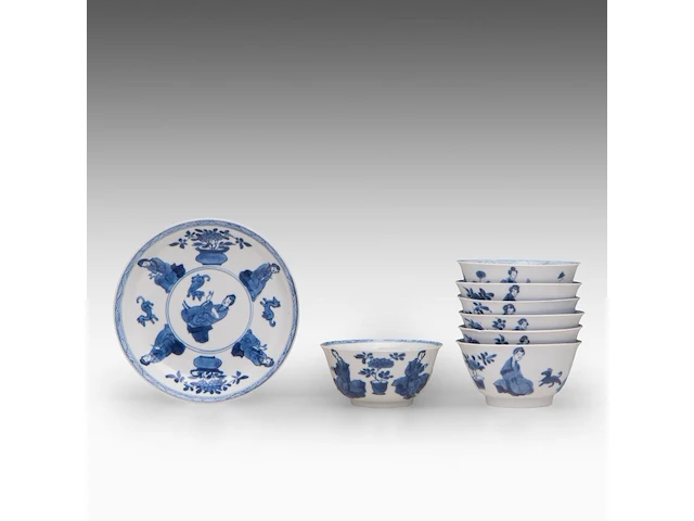 Seven chinese blue and white ‘beauty in a chamber’ cups and one matching saucer, kangxi period, h 4 - ø 8,5 cm (cup) / ø 12,5 cm (saucer) (8) - afbeelding 3 van  7