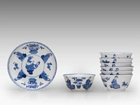 Seven chinese blue and white ‘beauty in a chamber’ cups and one matching saucer, kangxi period, h 4 - ø 8,5 cm (cup) / ø 12,5 cm (saucer) (8) - afbeelding 3 van  7