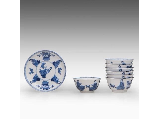 Seven chinese blue and white ‘beauty in a chamber’ cups and one matching saucer, kangxi period, h 4 - ø 8,5 cm (cup) / ø 12,5 cm (saucer) (8) - afbeelding 4 van  7