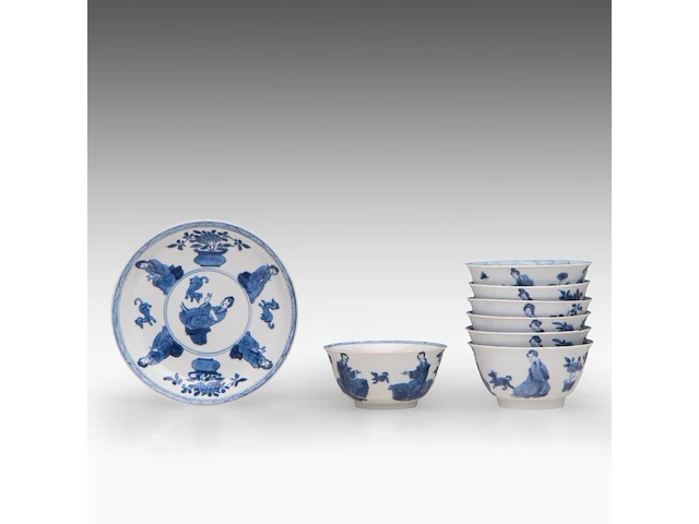 Seven chinese blue and white ‘beauty in a chamber’ cups and one matching saucer, kangxi period, h 4 - ø 8,5 cm (cup) / ø 12,5 cm (saucer) (8) - afbeelding 6 van  7