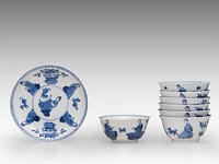 Seven chinese blue and white ‘beauty in a chamber’ cups and one matching saucer, kangxi period, h 4 - ø 8,5 cm (cup) / ø 12,5 cm (saucer) (8) - afbeelding 6 van  7