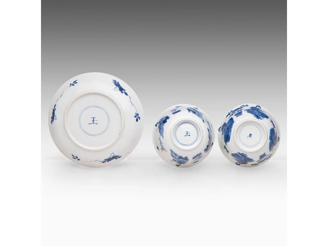 Seven chinese blue and white ‘beauty in a chamber’ cups and one matching saucer, kangxi period, h 4 - ø 8,5 cm (cup) / ø 12,5 cm (saucer) (8) - afbeelding 7 van  7