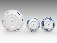 Seven chinese blue and white ‘beauty in a chamber’ cups and one matching saucer, kangxi period, h 4 - ø 8,5 cm (cup) / ø 12,5 cm (saucer) (8) - afbeelding 7 van  7