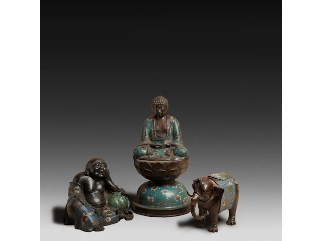 Seven japanese champlevé enameled bronzes, including figures and vases, 19th/20thc, tallest h 45,5 cm - afbeelding 1 van  6
