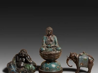 Seven japanese champlevé enameled bronzes, including figures and vases, 19th/20thc, tallest h 45,5 cm - afbeelding 3 van  6