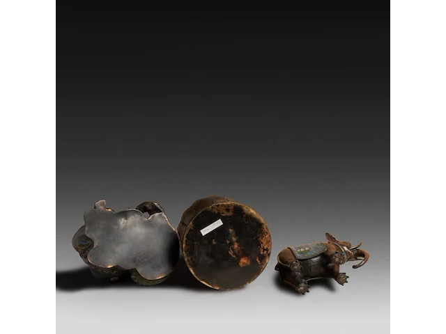 Seven japanese champlevé enameled bronzes, including figures and vases, 19th/20thc, tallest h 45,5 cm - afbeelding 5 van  6