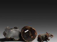 Seven japanese champlevé enameled bronzes, including figures and vases, 19th/20thc, tallest h 45,5 cm - afbeelding 5 van  6