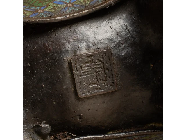 Seven japanese champlevé enameled bronzes, including figures and vases, 19th/20thc, tallest h 45,5 cm - afbeelding 6 van  6