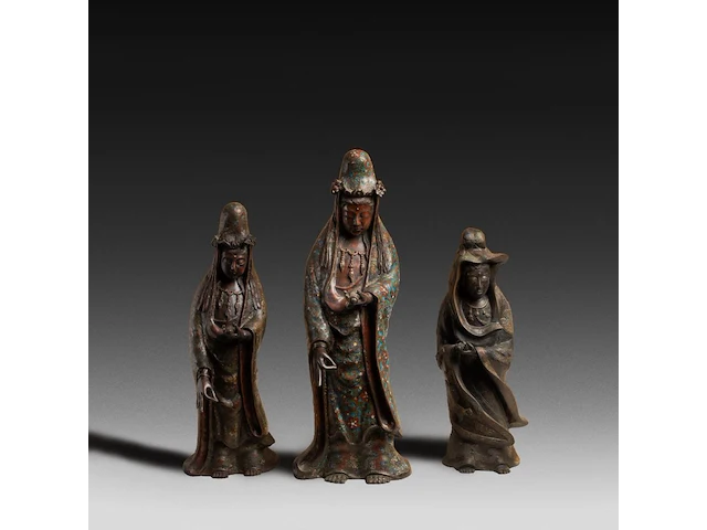 Seven japanese champlevé enameled bronzes, three depicting kannon and four vases, signed, 19th/20thc, tallest h 55,5 cm - afbeelding 1 van  7