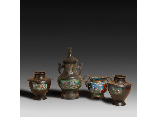 Seven japanese champlevé enameled bronzes, three depicting kannon and four vases, signed, 19th/20thc, tallest h 55,5 cm - afbeelding 2 van  7