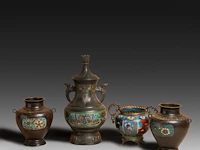 Seven japanese champlevé enameled bronzes, three depicting kannon and four vases, signed, 19th/20thc, tallest h 55,5 cm - afbeelding 2 van  7