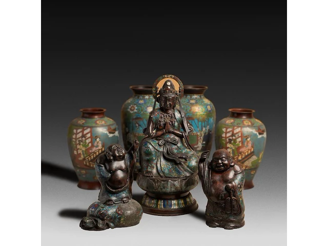 Seven japanese champlevé enameled bronzes; three figures and two pairs of vases, tallest h 54,5 cm - afbeelding 1 van  7