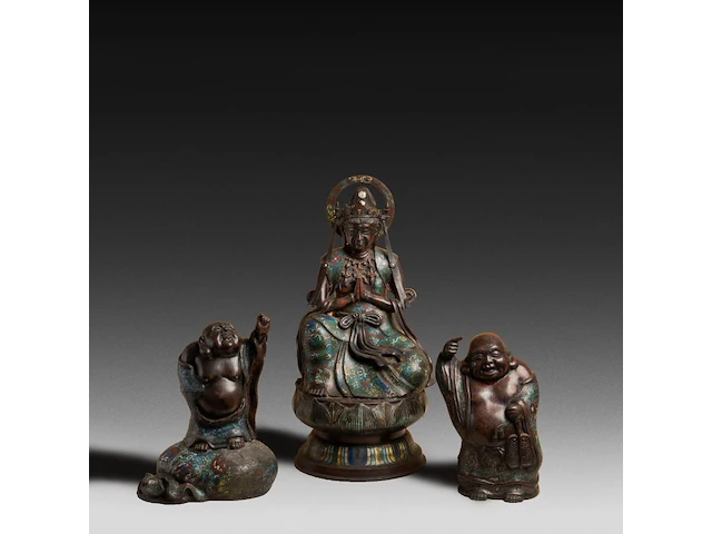 Seven japanese champlevé enameled bronzes; three figures and two pairs of vases, tallest h 54,5 cm - afbeelding 3 van  7