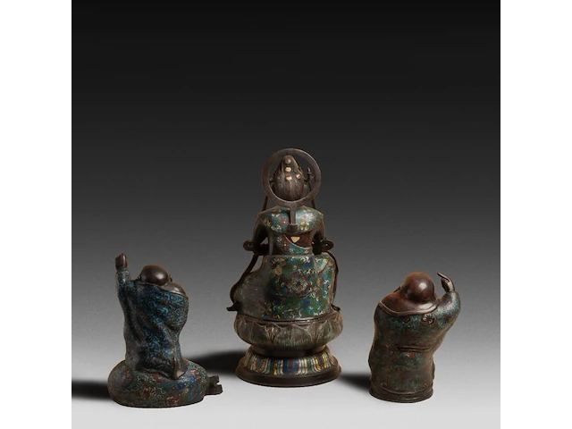 Seven japanese champlevé enameled bronzes; three figures and two pairs of vases, tallest h 54,5 cm - afbeelding 4 van  7